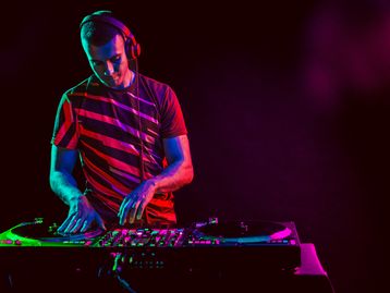 Twitch permitirá que DJs usem músicas com direitos autorais mediante taxa