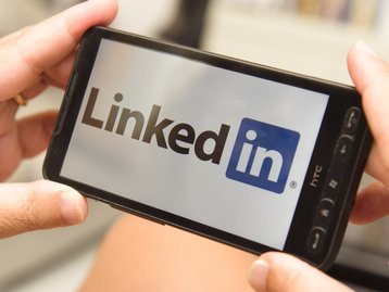 LinkedIn ganha novos recursos de IA para aconselhamento e busca por vagas
