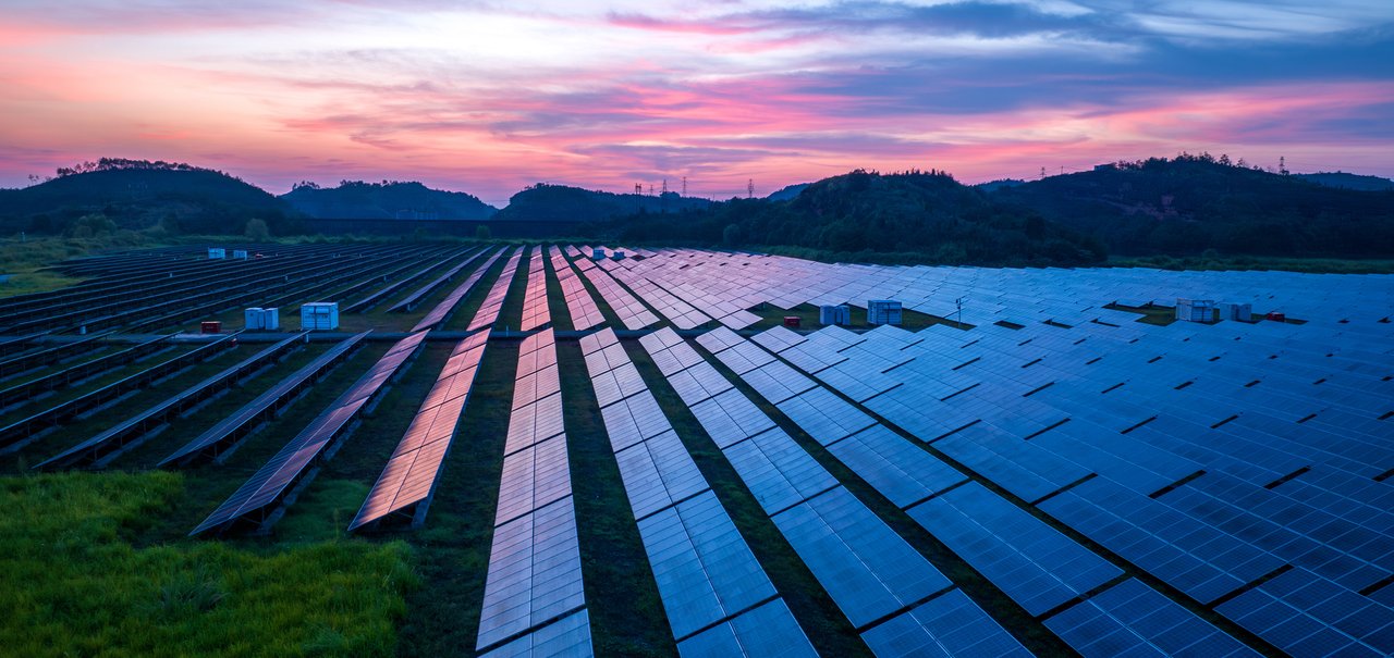 Quantos painéis solares são necessários para carregar um carro elétrico?