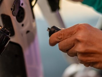 Trocar carro por bicicleta elétrica é bom para o meio ambiente, mas e para o bolso? 