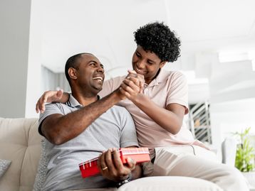 Dia dos Pais Casas Bahia tem celulares, Smart TVs e mais com até 35% OFF