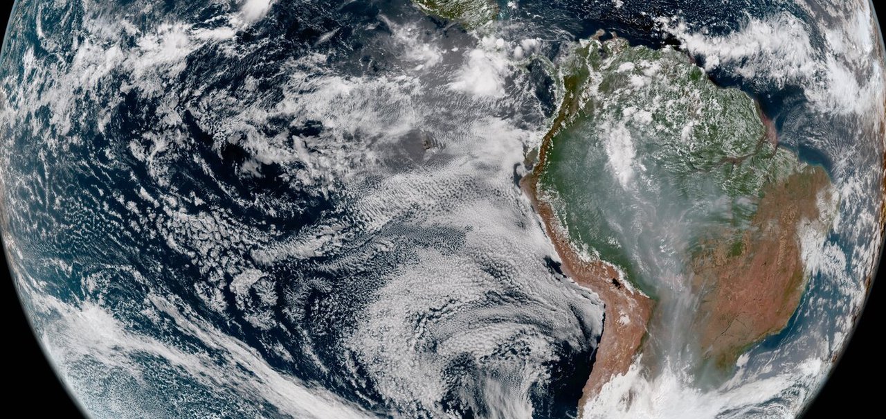 Novas imagens de satélite mostram Brasil 'menos verde' e com mais fumaça