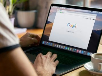 Google testa selo de verificação em resultados da busca para reduzir golpes