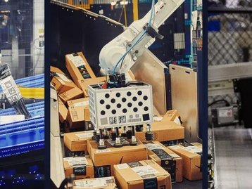 Amazon detalha sistemas robóticos com IA usados em centros de distribuição