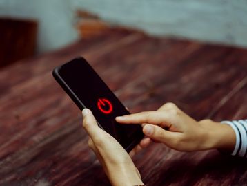 Já reiniciou seu celular hoje? Ação pode evitar roubo de dados, segundo NSA