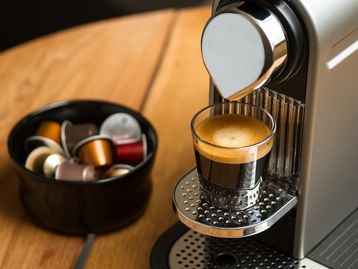 Compre sua cafeteira Nespresso com até 50% OFF e ganhe R$150 em cafés; veja como aproveitar