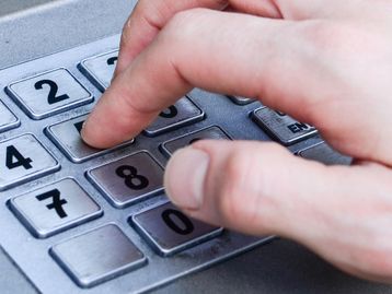 Garotos de 14 anos conseguem “hackear” caixa eletrônico com senha-padrão