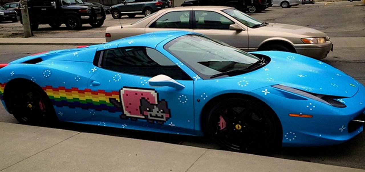 Tem gosto pra tudo: DJ usa tema de Nyan Cat para decorar Ferrari caríssima