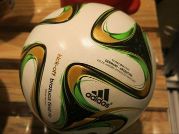 Máquina especial personaliza bola da final da Copa do Mundo