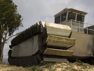 Tanque anfíbio: veículo monstro que anda sobre terra e água