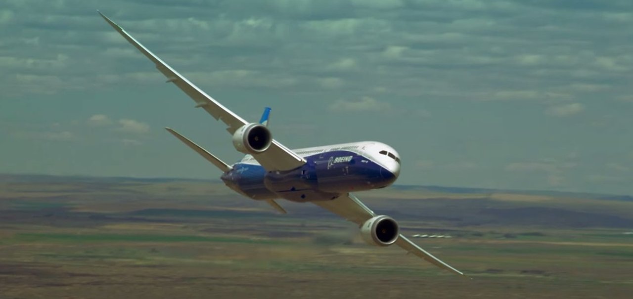 Novo avião da Boeing faz manobras insanas em exposição