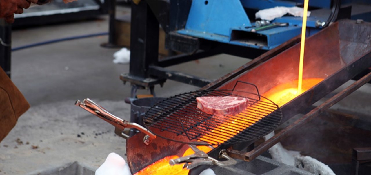 Churrasco é preparado utilizando calor de lava e descargas elétricas 