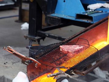 Churrasco é preparado utilizando calor de lava e descargas elétricas 