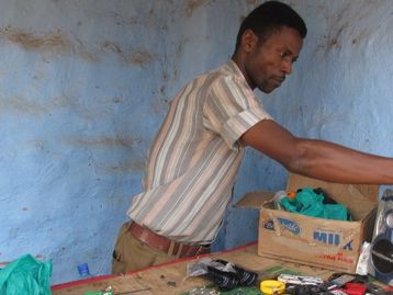 Refugiado ganha a vida na África com um velho PlayStation 2
