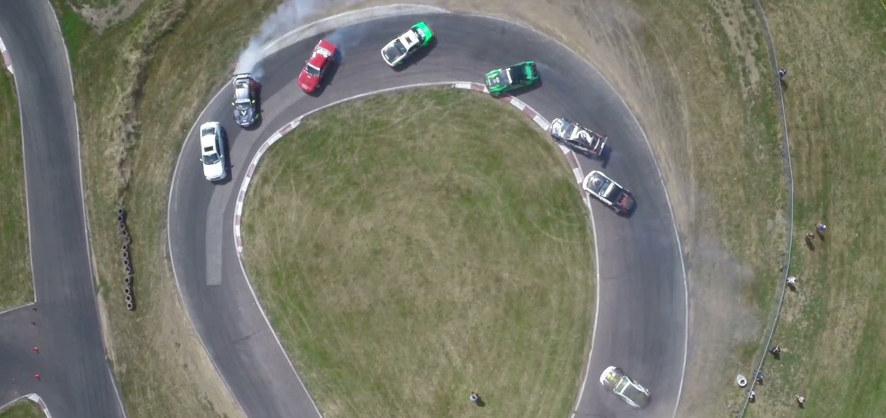 Assista a 12 carros fazendo drift ao mesmo tempo em um autódromo dos EUA