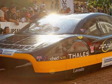 Universitários batem recorde em percurso de 500 km com carro elétrico