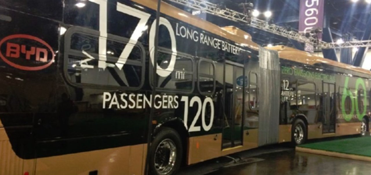 Maior veículo elétrico do mundo é ônibus articulado para 120 passageiros