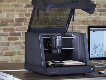 Carvey promete domesticar sistemas CNC, criando obras em diversos materiais
