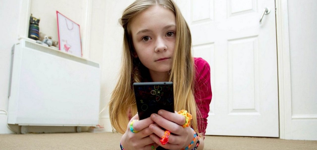 Menina de 10 anos gasta R$ 7 mil vendo vídeos no YouTube pelo celular