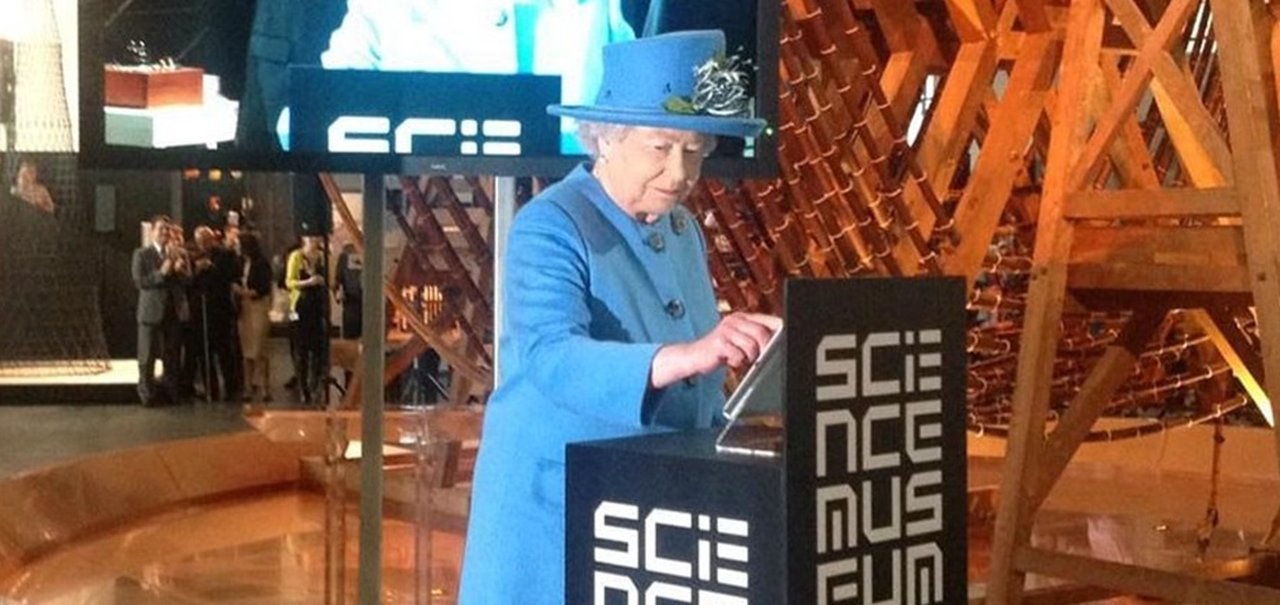 Rainha Elizabeth II envia seu primeiro tweet