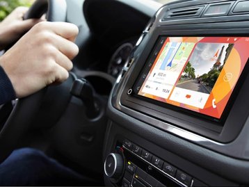Esse sistema de "infotenimento" de bordo é compatível com Android e iPhone