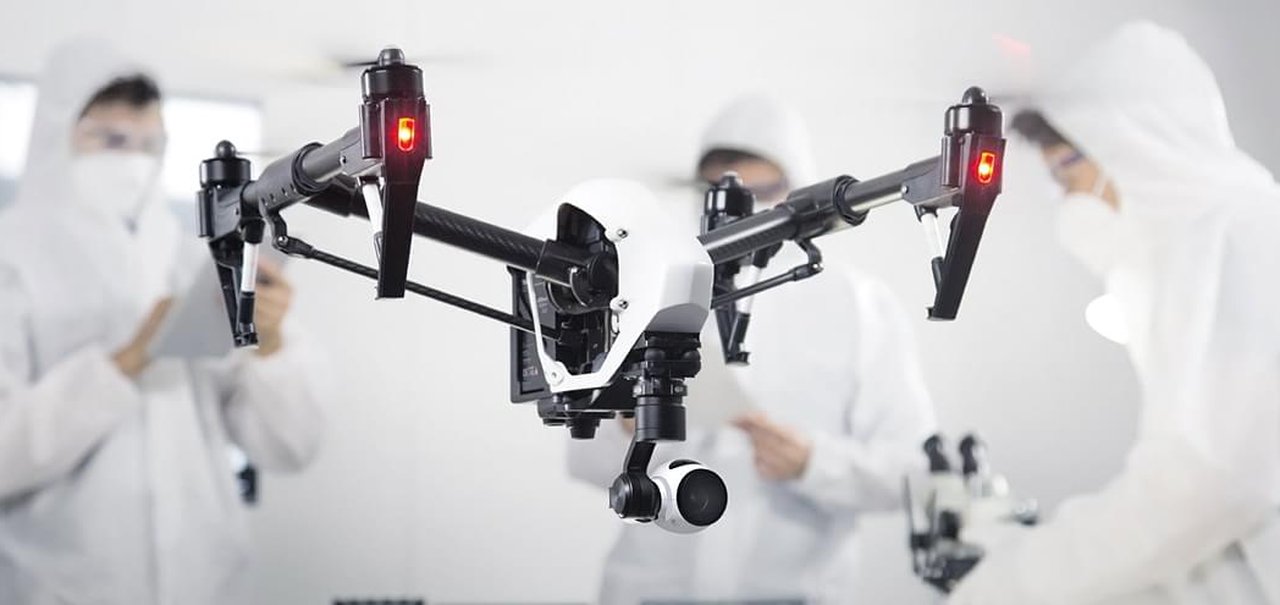 Pau de selfie 2.0? Suporte permite controlar câmera 4K de drone nas mãos