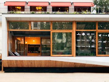 Casa pré-fabricada com carbono positivo gera mais energia do que consome