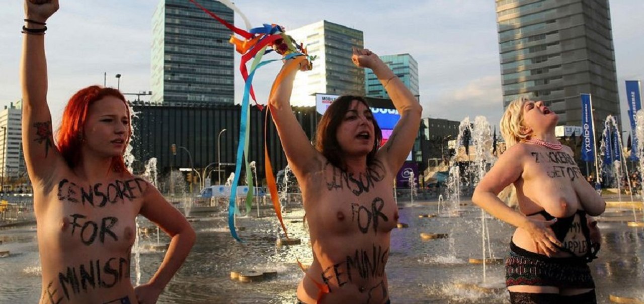 Feministas protestam de topless contra 'machismo' no Facebook na MWC 2015