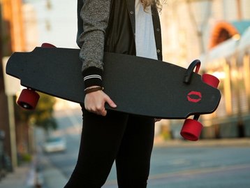 Kickstarter tem skate elétrico com motor dentro das rodas