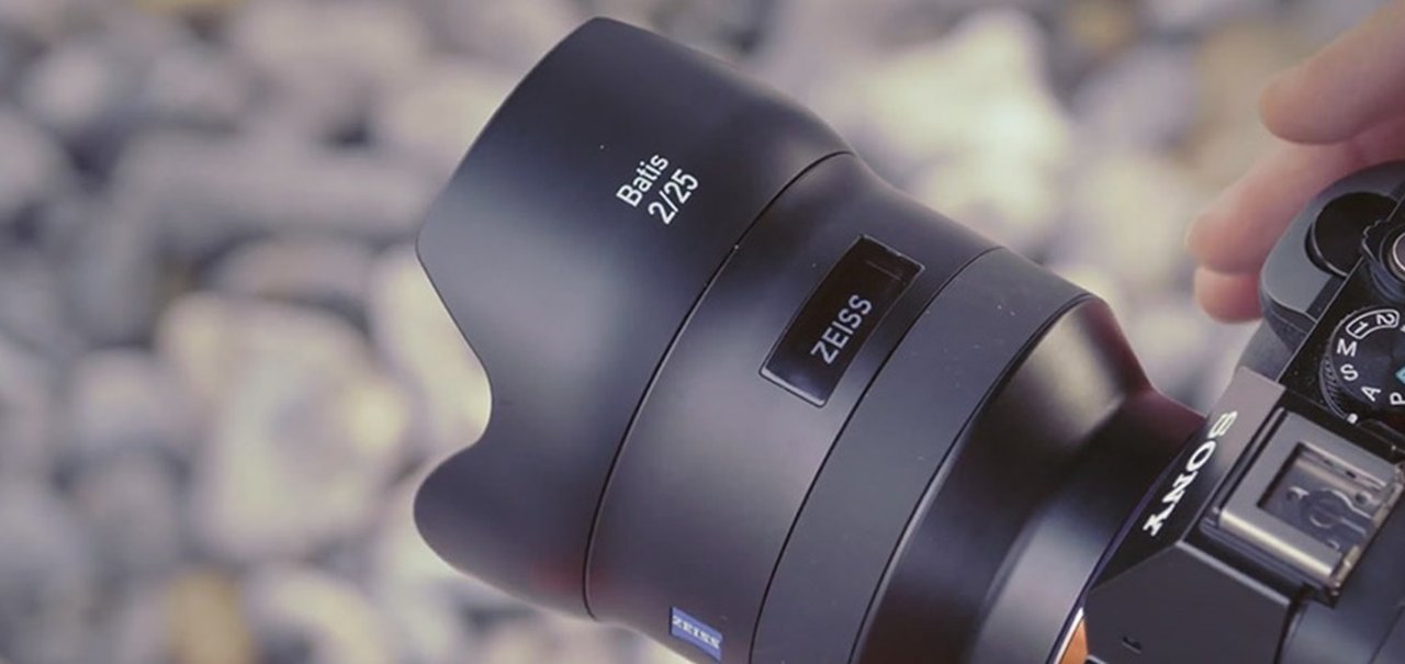 Novas lentes Zeiss full frame da Sony contam com tela OLED