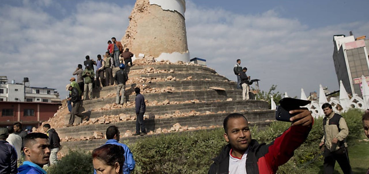 Monumento destruído por terremoto no Nepal vira cenário para selfies