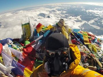 Pessoas que adoram tirar selfies em momentos e locais incríveis