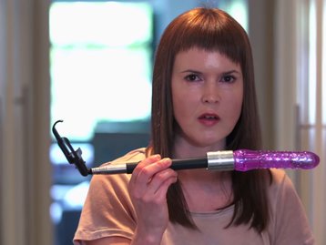 Pau de selfie com vibrador grava a diversão das mulheres na cama [vídeo]