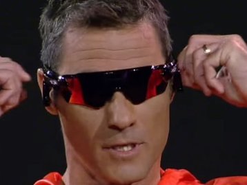 Oakley e Intel mostram óculos de sol com 'treinador embutido'