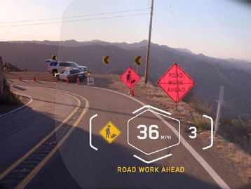 BMW apresenta capacete com HUD de informações na viseira