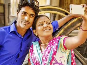 Na Índia: selfies são banidas de áreas de Mumbai após morte de 19 pessoas