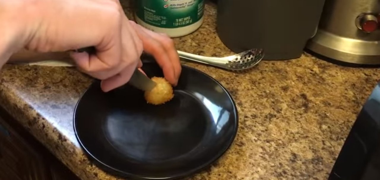 Sim, esse cara fritou um bolinho recheado de água [vídeo]