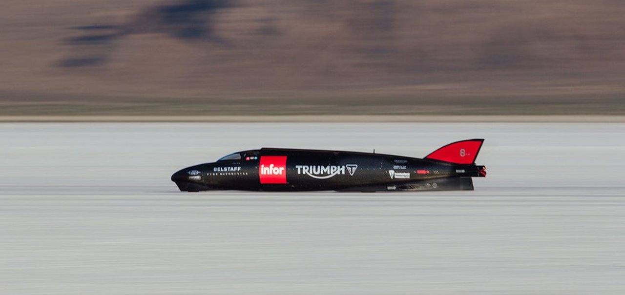 Piloto atinge 441 km/h e quebra recorde de velocidade no deserto de sal