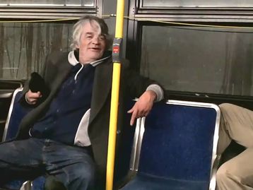 Você já ficou tão bêbado que comprou, sei lá... Um ônibus pela internet?