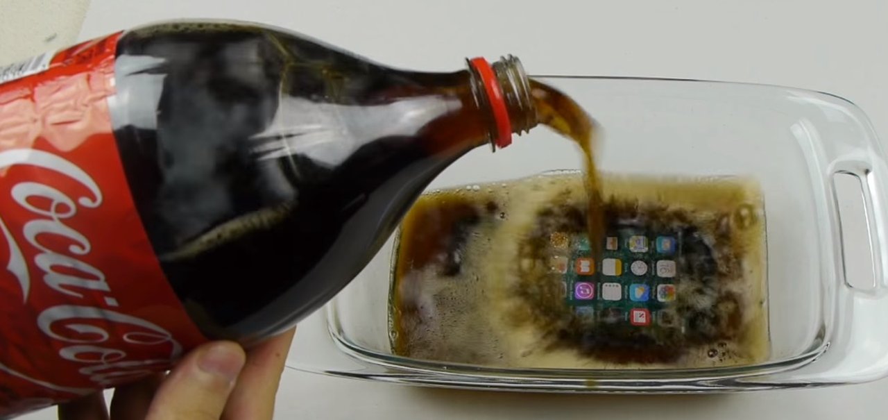 Apple iPhone 7 é congelado em Coca-Cola por 12 horas [vídeo]