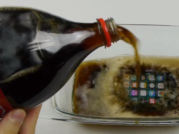 Apple iPhone 7 é congelado em Coca-Cola por 12 horas [vídeo]