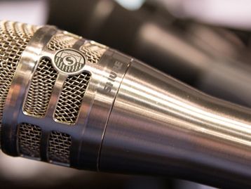 Aprenda sobre áudio e tecnologia com os cursos gratuitos da Shure