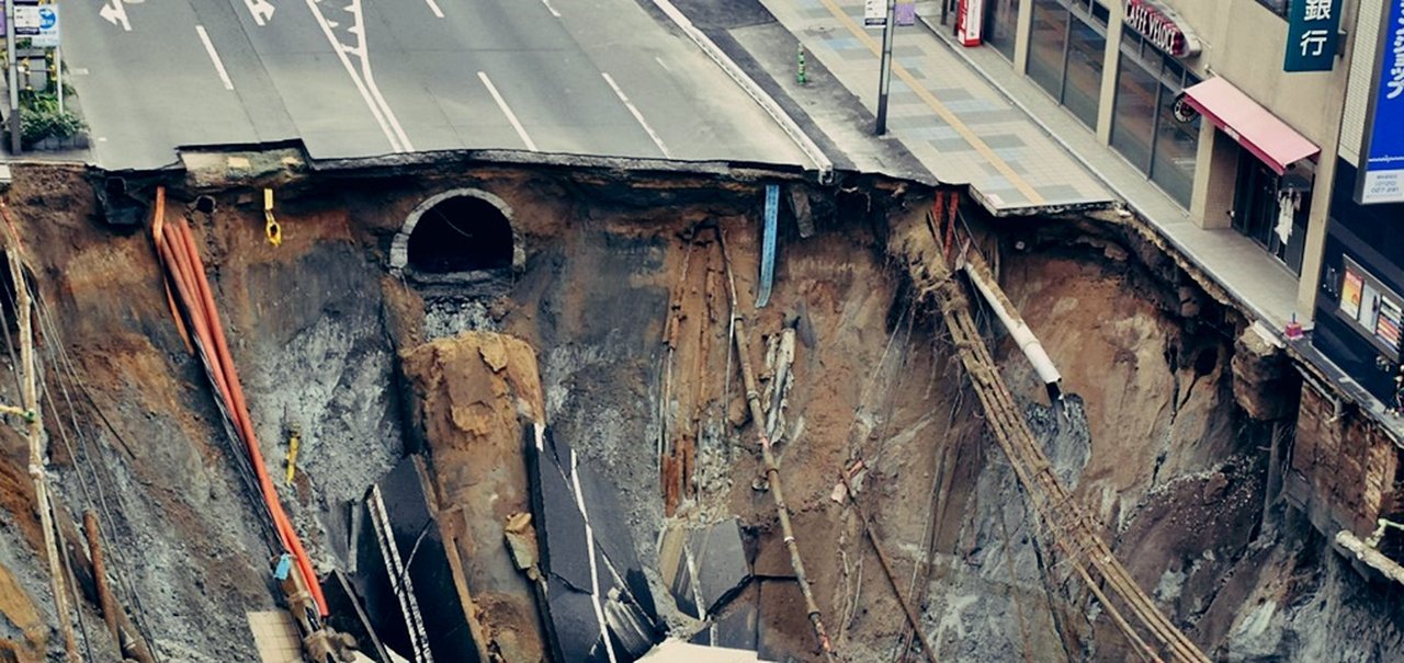 Vídeo mostra cratera de 15 metros de profundidade engolindo rua no Japão