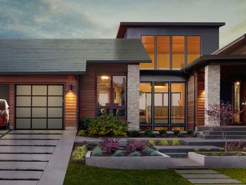 Elon Musk diz que telhas solares podem ficar mais baratas que as comuns