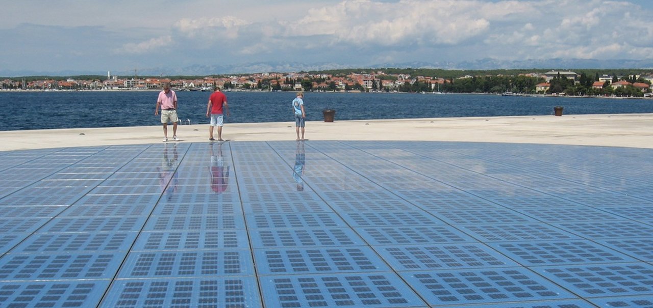 Empresa transforma passarelas em painéis solares