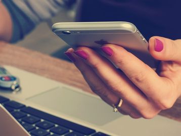 Mulheres brasileiras realizam mais atividades conectadas à rede que offline