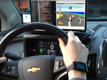 Jovem transforma seu carro em um simulador de Mario Kart 64