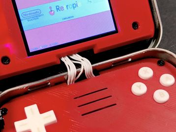 Entusiasta cria console portátil dentro de lata de balas com Raspberry Pi