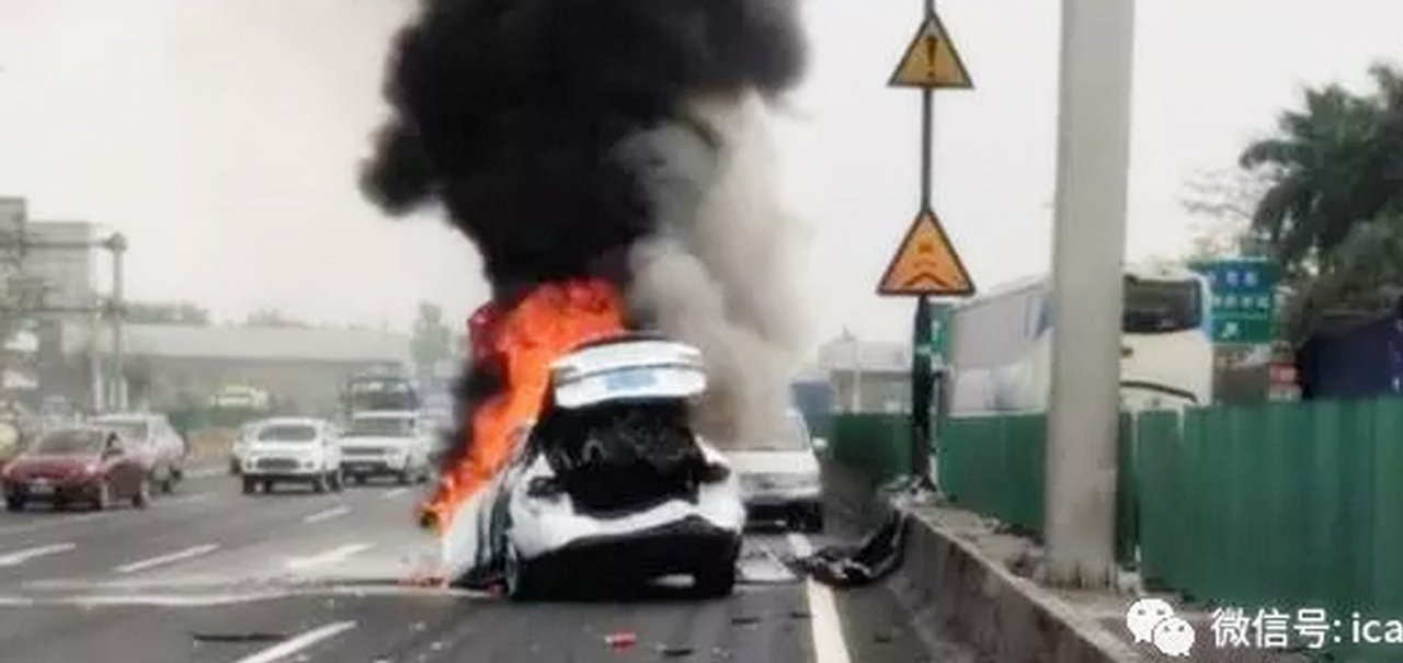 Falha em Tesla força dona sair arrastada pela frente do carro em chamas