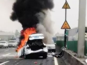 Falha em Tesla força dona sair arrastada pela frente do carro em chamas